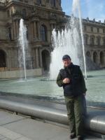 У фонтана Лувра