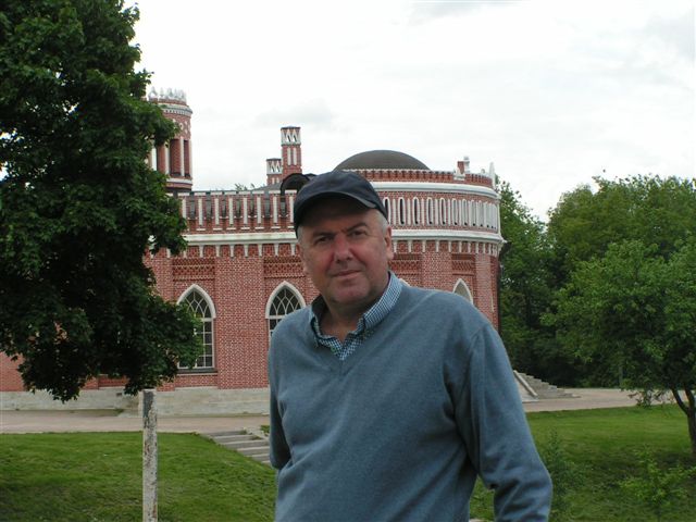В.Русланов на фоне Царицынского памятника